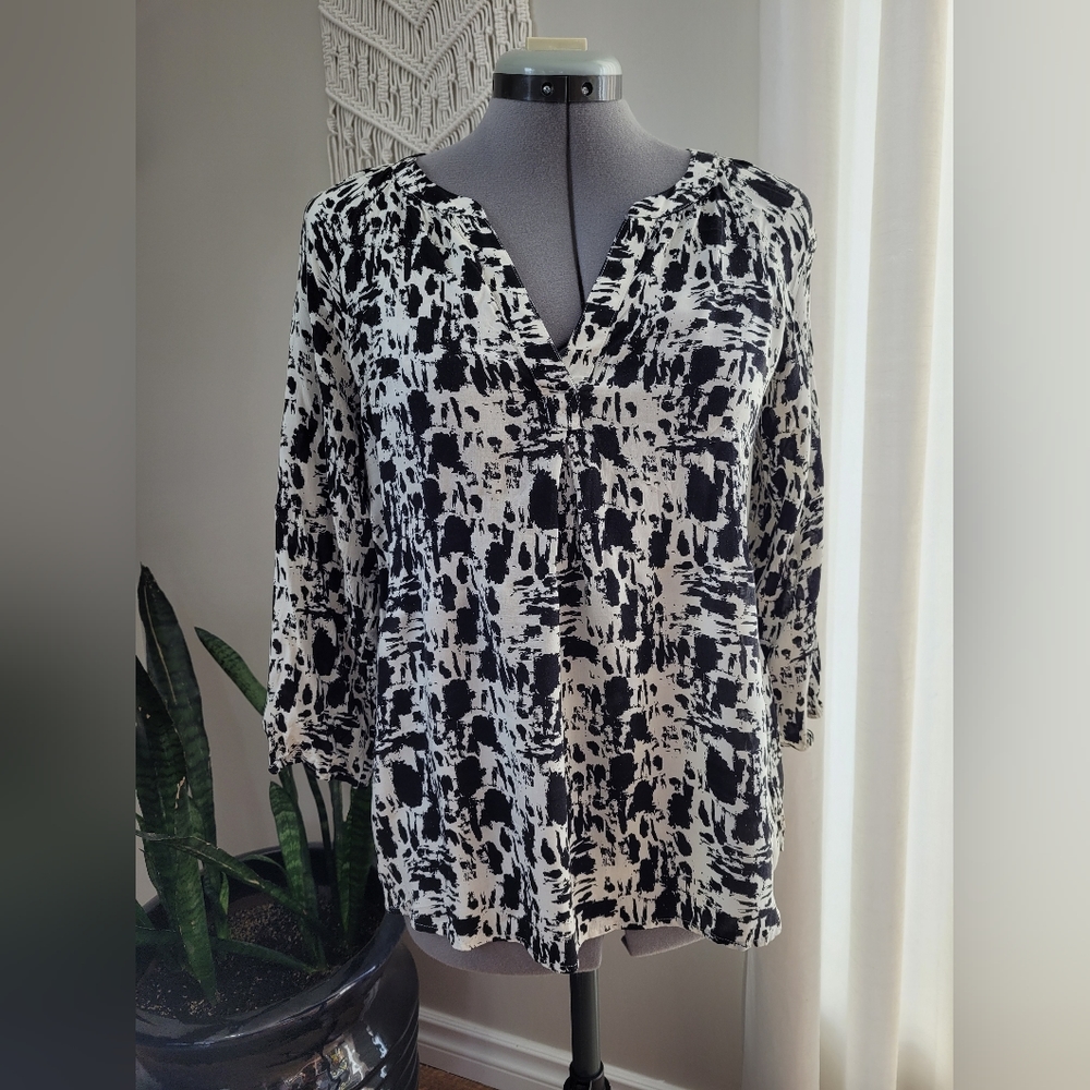 GAP black and white blouse size S